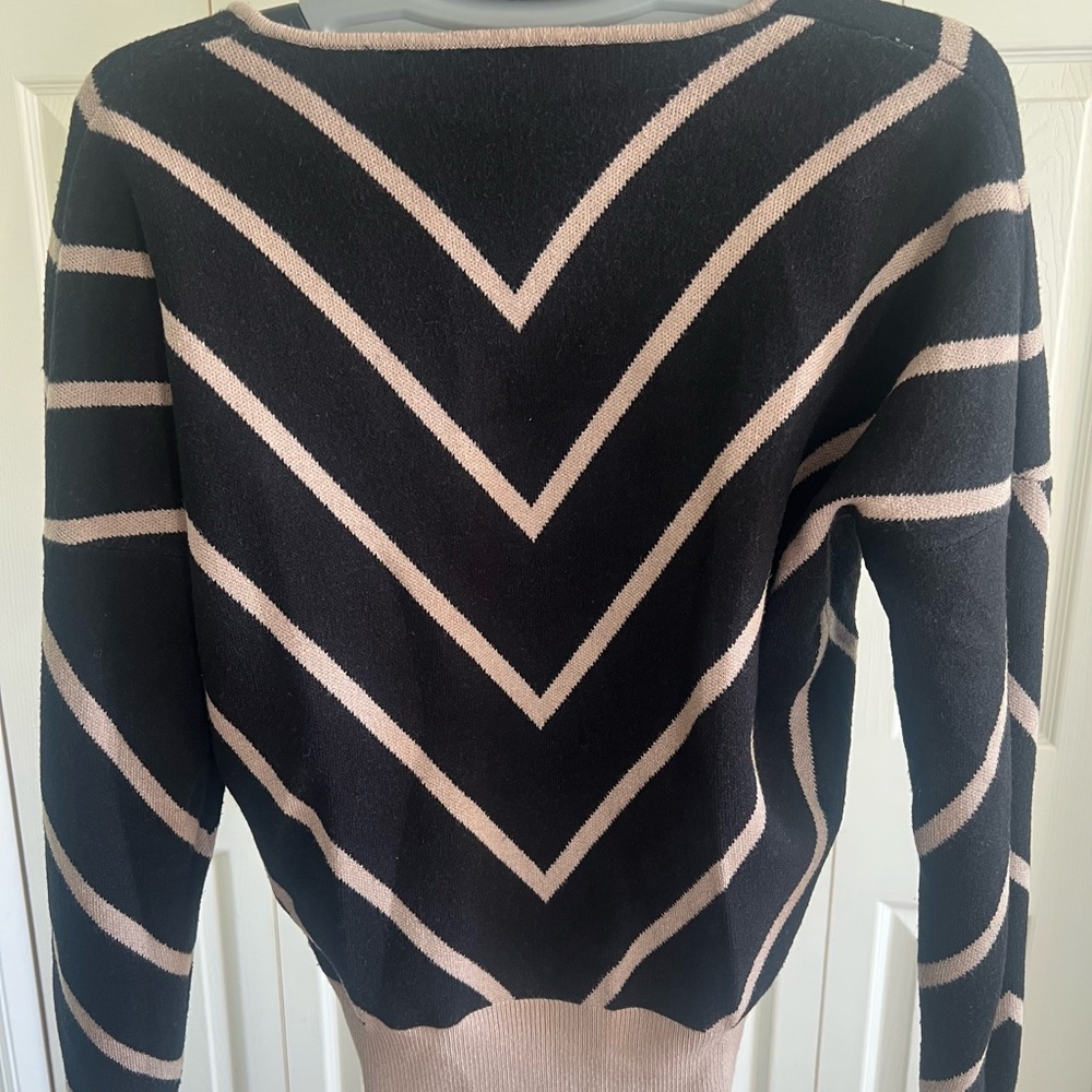 T TAHARI
Chevron Stripe Sweater size M